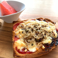 カルシウムたっぷり| 手作りちりめん山椒とのり佃煮で和風ピザトースト