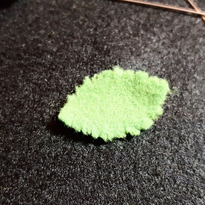 ⑦糸切りバサミで葉っぱの縁に細かい切り込みを入れる。