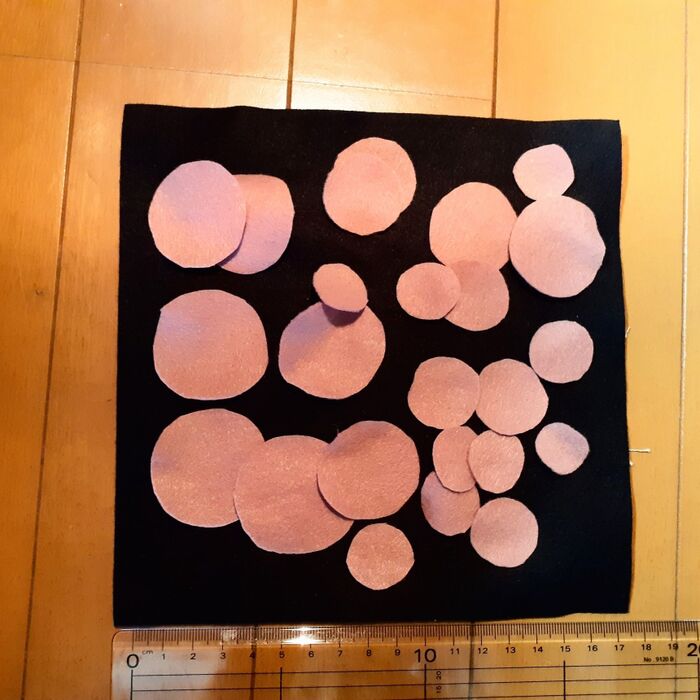 ①裁ちバサミでフェルト(ピンク)を切り、花弁を作る。
