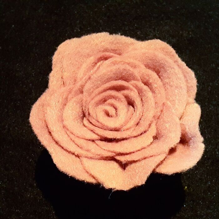 ③裁ちバサミで一番外側の花弁の形を整え、糸切りバサミですべての花弁の縁に細かい切り込みを入れる。