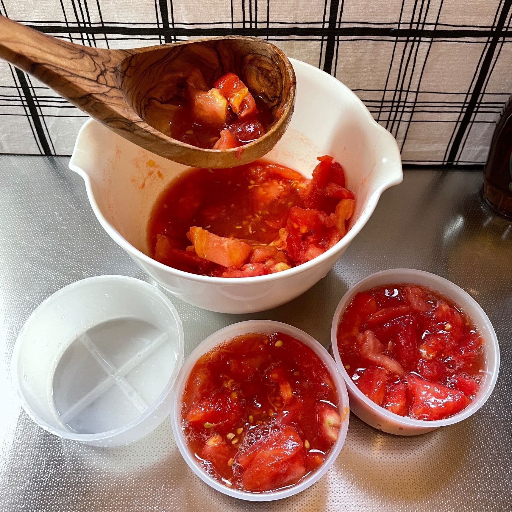 完熟トマトは味付けしてそのまま型に入れます