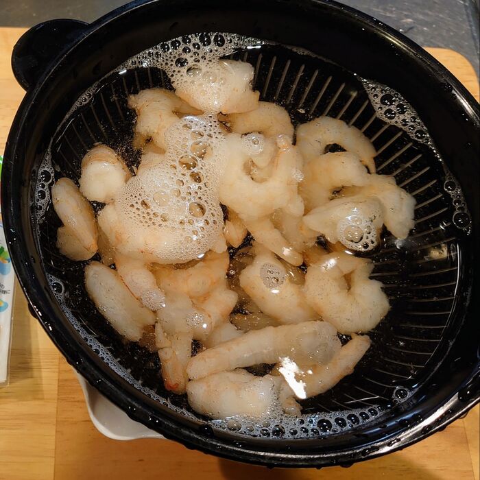 ボウルに冷凍エビを入れて、ひたひたにお水を入れます