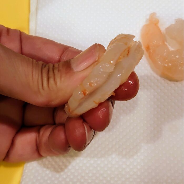 冷凍むきエビを使用しました  背の部分に切り込みを入れながらキッチンペーパーの上に乗せて水分を切る