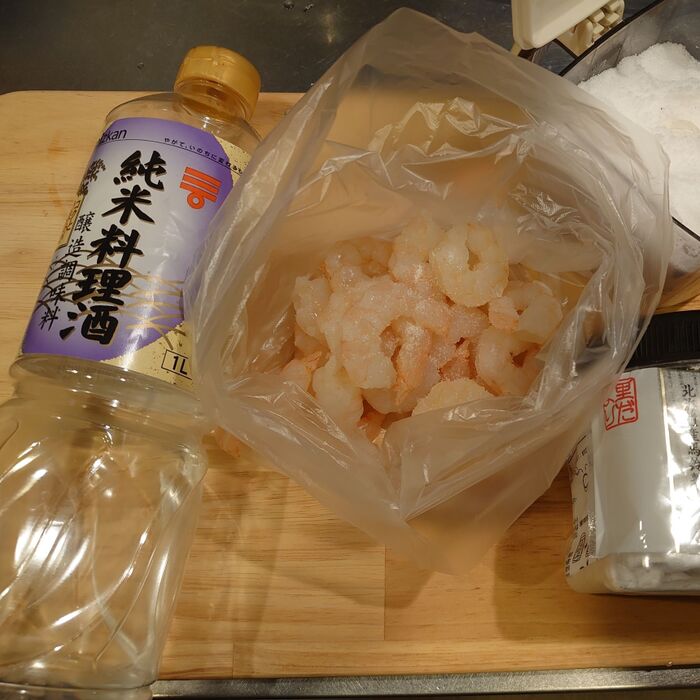 エビをポリ袋に入れて、レンチン時の調味料を入れて揉み込む