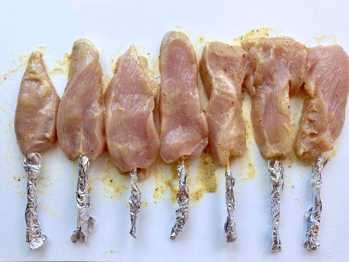 ③鶏肉を串に刺す
