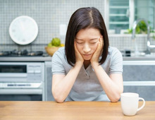 心臓バクバクが止まる!更年期の「動悸」セルフケア方法とは【薬剤師が解説】