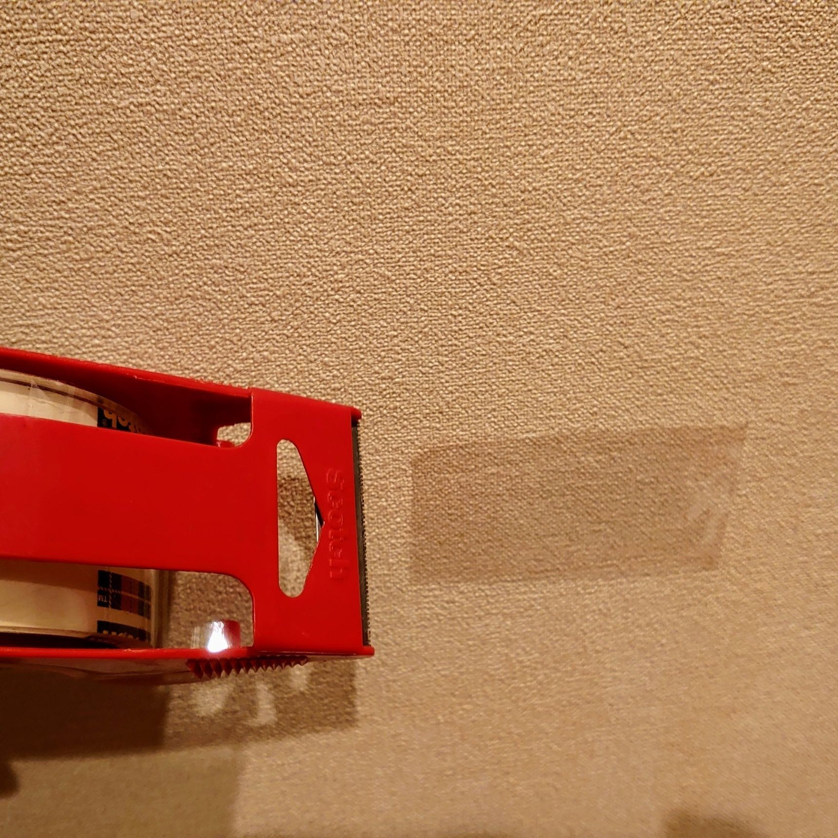 壁に穴をあけたくないので、テープを貼り