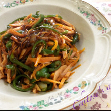 魚肉ソーセージで青椒肉絲