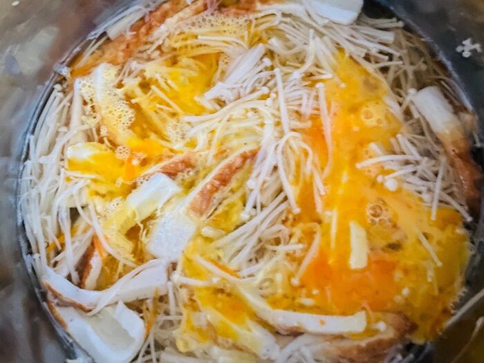 味付けは白だしだけ!えのきだけとちくわの卵とじ丼