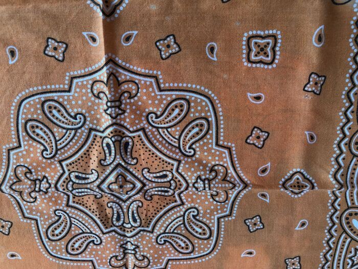 当て布をして、ラミネートの閉じている方からゆっくりとアイロンをかけていきます