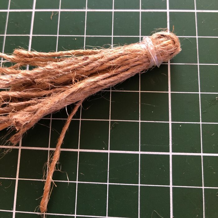 ゴムで縛ります