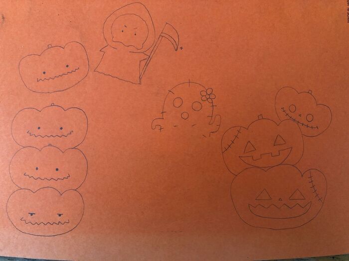 先ずは厚紙に絵を描きます