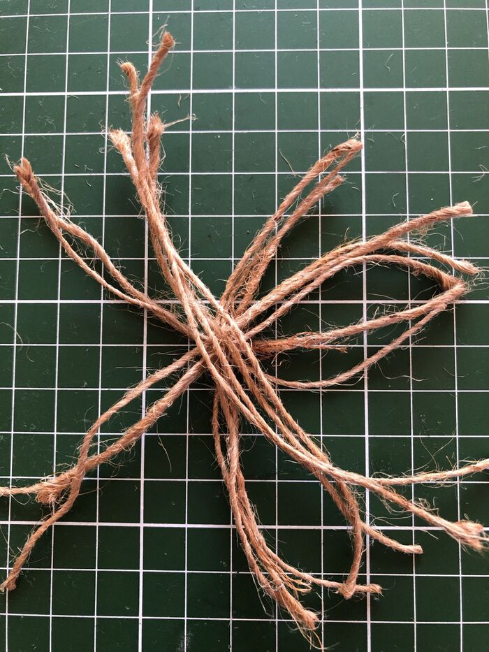 10㎝程に切った麻紐をこのように並べます