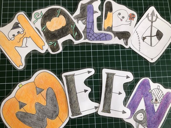 ラミネート出来たら余白を残して切り抜きます