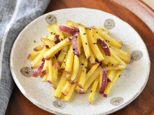 秋を感じるミニおかず①さつまいもの塩バターきんぴら