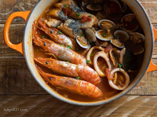 ブイヤベース。魚介と野菜の旨みたっぷり!ごちそう煮込み料理。