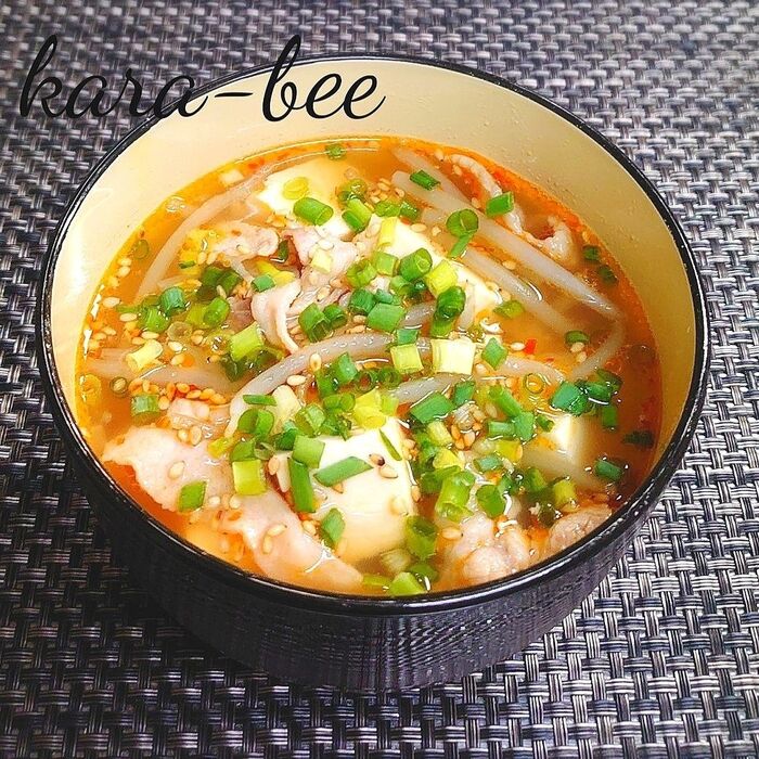 ご飯にかけても旨い♪豚こまともやしと豆腐の中華風辛味噌スープ