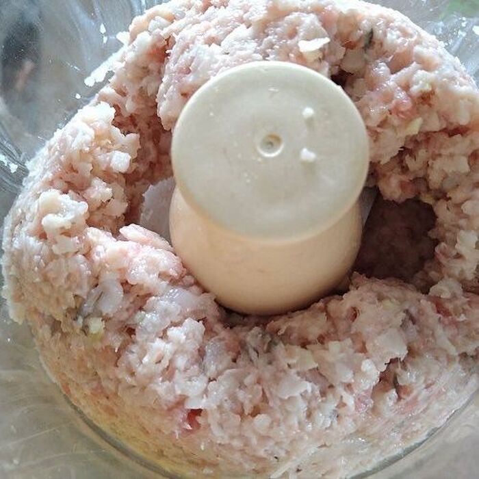 エビとミンチを加える