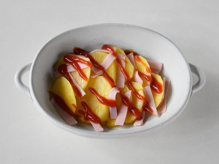 ハムをちらしてケチャップを掛けます。