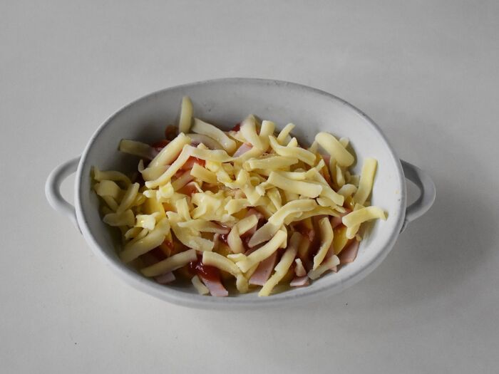 ピザ用チーズをのせて焼いたら完成!