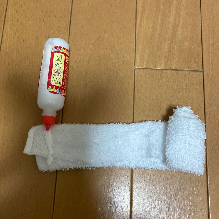 ①フェイスタオルをカットし、三つ折りにして巻く。