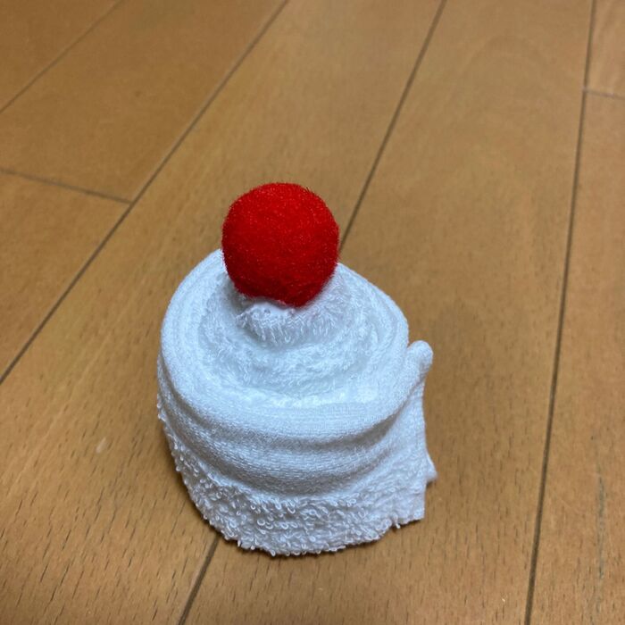 ②巻いたタオルを飾り付ける。