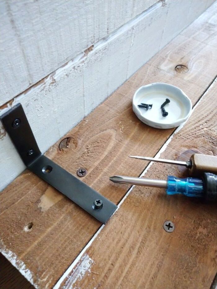 ①底面板に➁側面板を取り付けます。