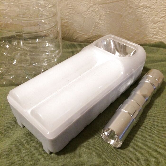 懐中電灯の置き場を作ったら、おまけの効果がありました。