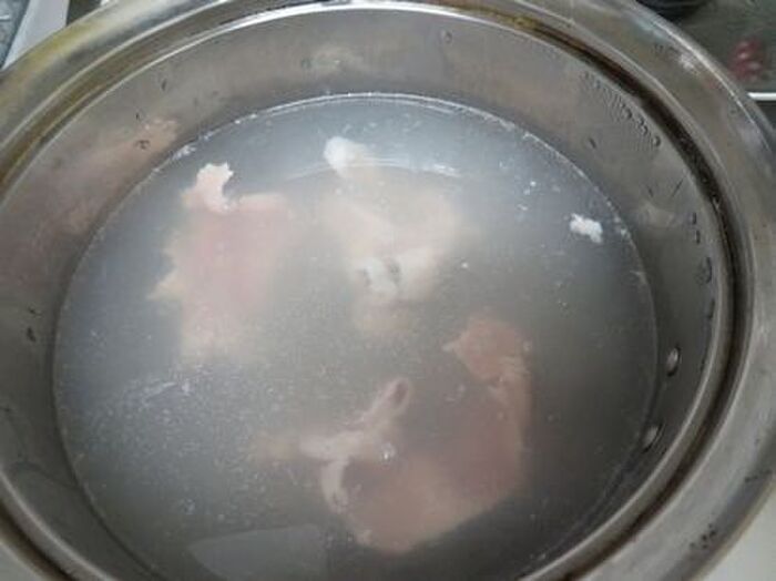 2.豚肉を茹でる