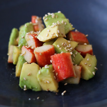 アボカドとカニカマを使った超簡単おかず♪