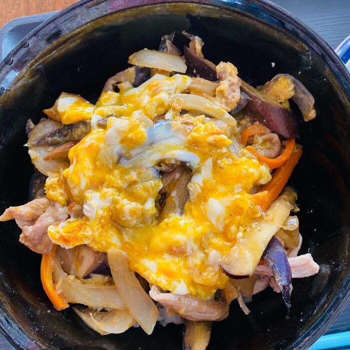 野菜が美味しく食べれる!豚こまの甘辛味噌の卵とじ丼