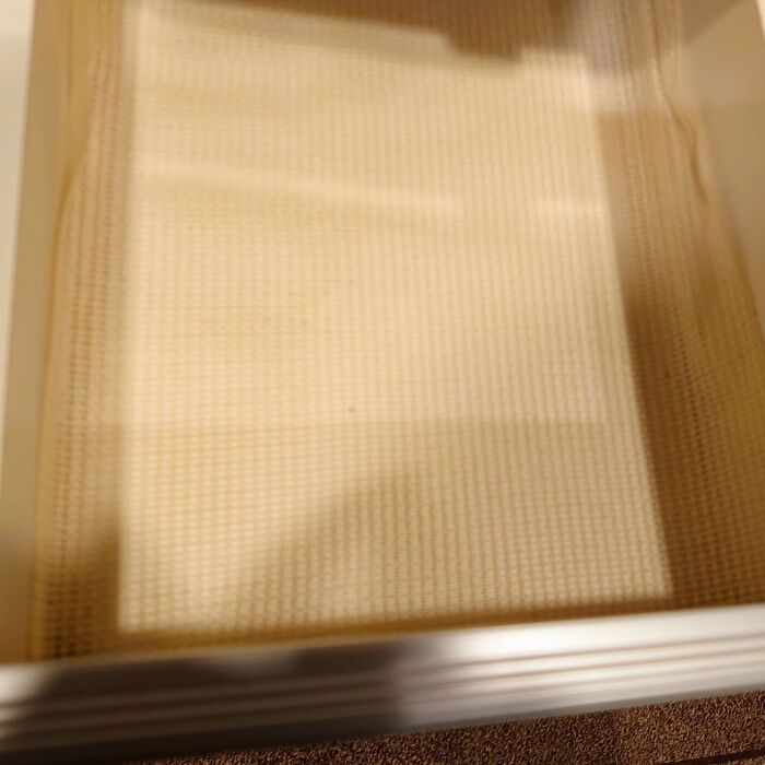 引出しに、セットしてみます  まずは、滑り止めを敷く