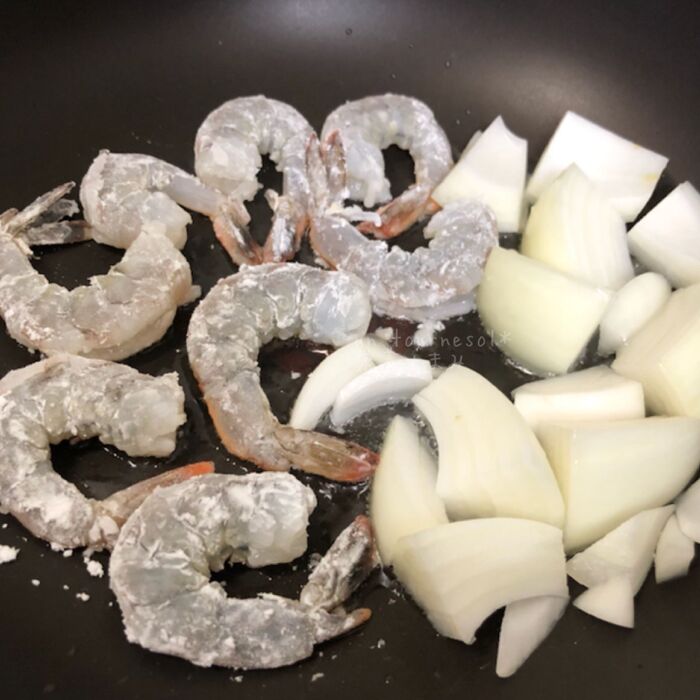 ③えびを炒める