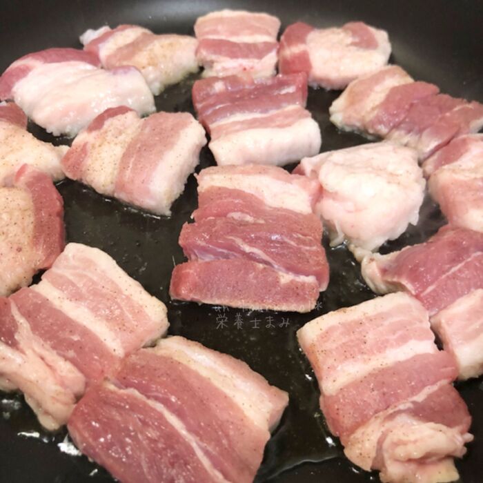 ②豚バラを焼く