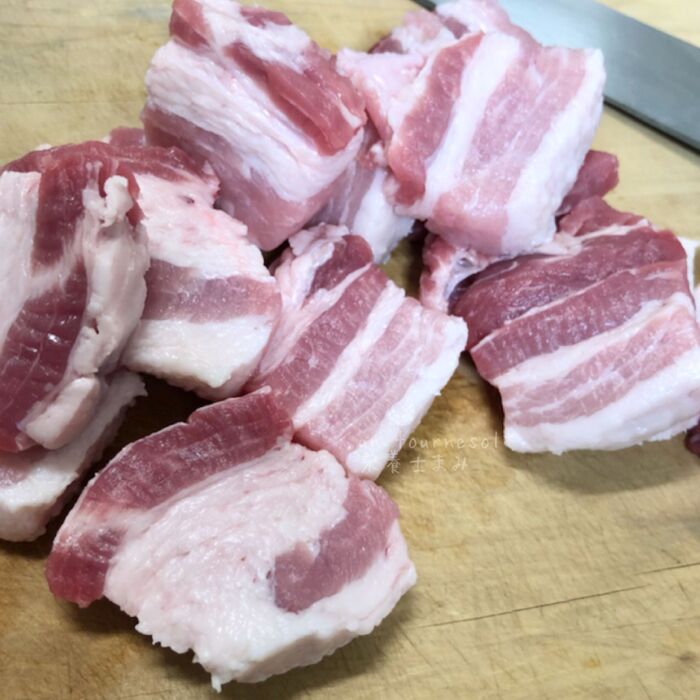 ①豚肉に下味をつける