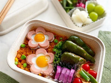 ケチャップライスに魚肉ソーセージとうずらのお花でかわいすぎる夫弁当