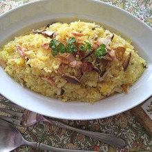 炊飯器で作るサケ、シイタケ、ターメリックのピラフ