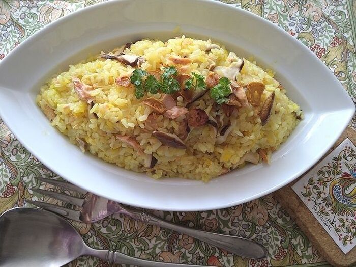 炊飯器で作るサケ、シイタケ、ターメリックのピラフ
