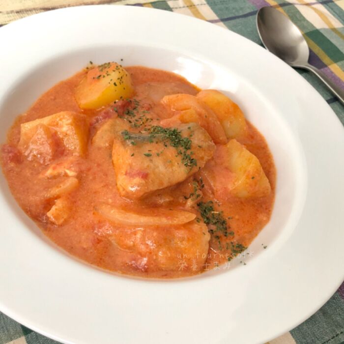 【旬食材で免疫力アップ‼︎】秋冬にオススメ☆鮭とじゃがいものチーズトマトクリーム煮 #あったかい