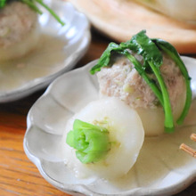 レンチンで完了! ほっとする優しい味わい♡簡単かぶの肉詰め