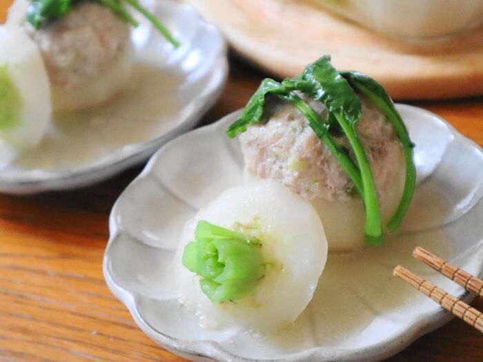 レンチンで完了! ほっとする優しい味わい♡簡単かぶの肉詰め