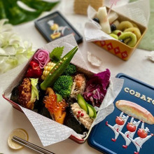 お弁当箱だけでない!クッキー缶に詰めたパッカンおにぎり