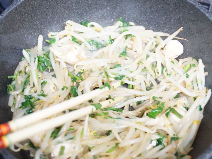 調味料を加え炒め合わせる