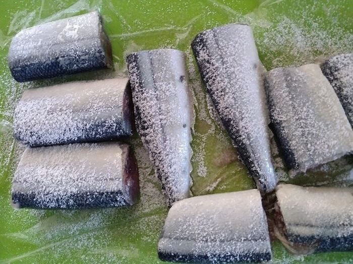 切って小麦粉をつける