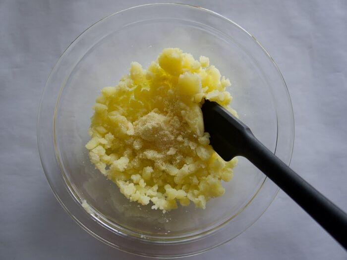 1 じゃがいもを潰します。