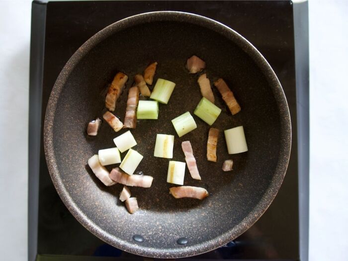 2 長ネギとベーコンを炒めます。