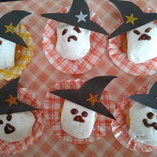 マシュマロとおかきをドッキングさせたマシュマロおばけ