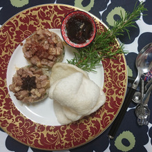 「魯肉飯(ルーローハン)」オープンおにぎり、海老煎餅添え avant-garde