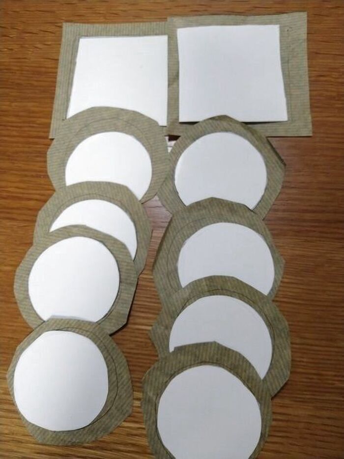 5㎜ののりしろをつけて包装紙を切る