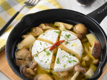 秋を感じるミニおかず⑥きのことカマンベールのアヒージョ